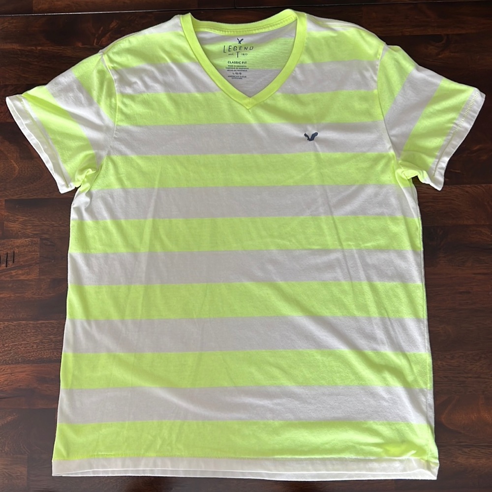 American Eagle Outfitters Men’s V-Neck Short Sleeve Tee. Size Large.